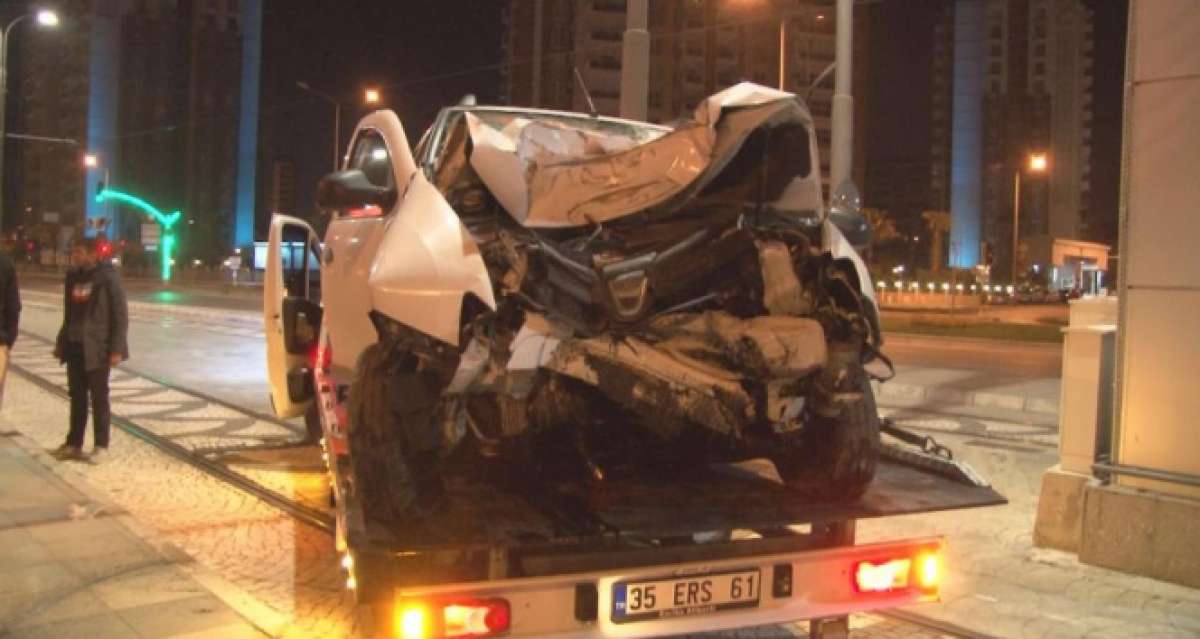 İzmir'de otomobil üst geçidin ayağına çarptı: 1 yaralı