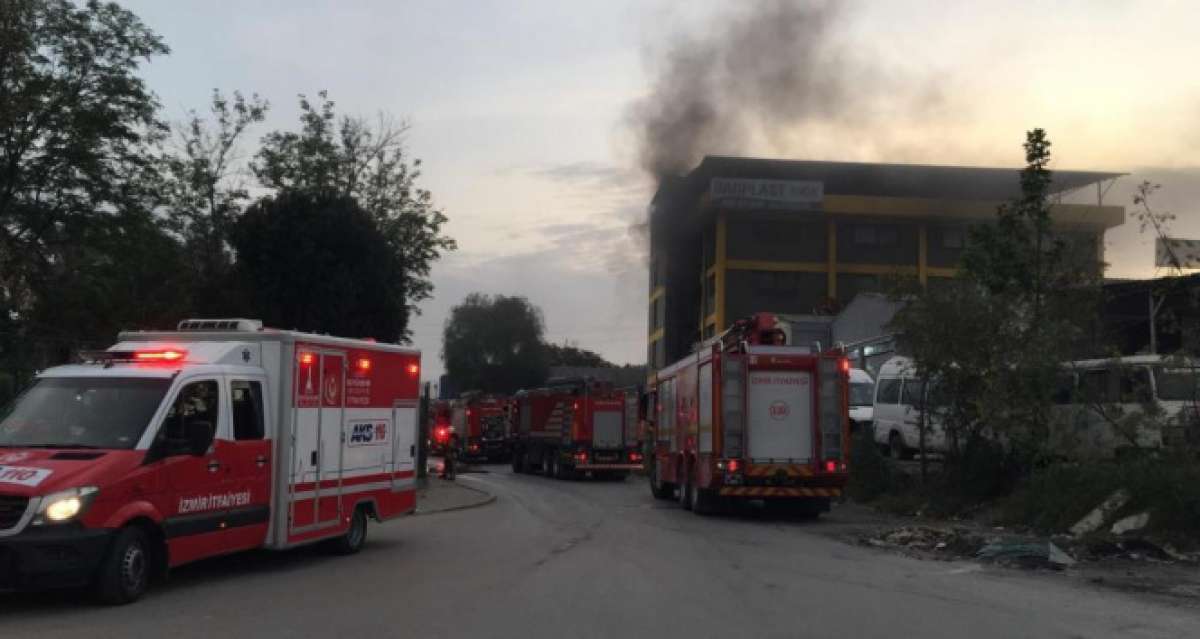 İzmir'de plastik fabrikasında çıkan yangın hasara neden oldu