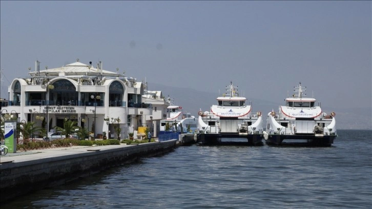 İzmir'de vapur seferleri hava muhalefeti nedeniyle iptal edildi