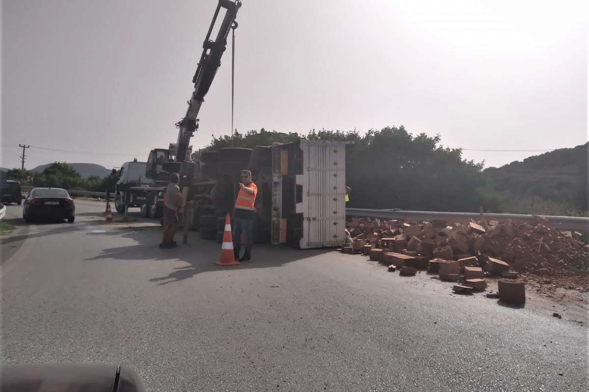 İzmir'de virajı alamayan tuğla yüklü tır devrildi: 1 yaralı