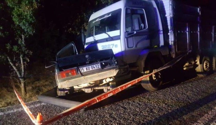 İzmir'de zincirleme trafik kazasında 2 kardeş hayatını kaybetti, 1 kişi yaralandı