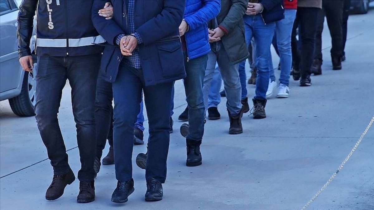 İzmir'deki FETÖ'nün hücre evlerine yönelik operasyonda yakalanan 18 şüpheli tutuklandı