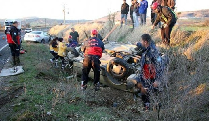 Jandarmayı görüp ani fren yapan otomobilin ehliyetsiz sürücüsü kazaya neden oldu