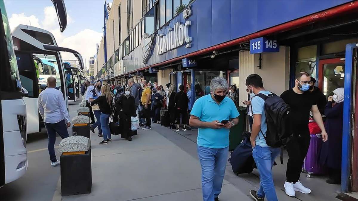 'Kademeli normalleşme'nin ilk gününde otogar ve havalimanlarında hareketlilik yaşanıyor