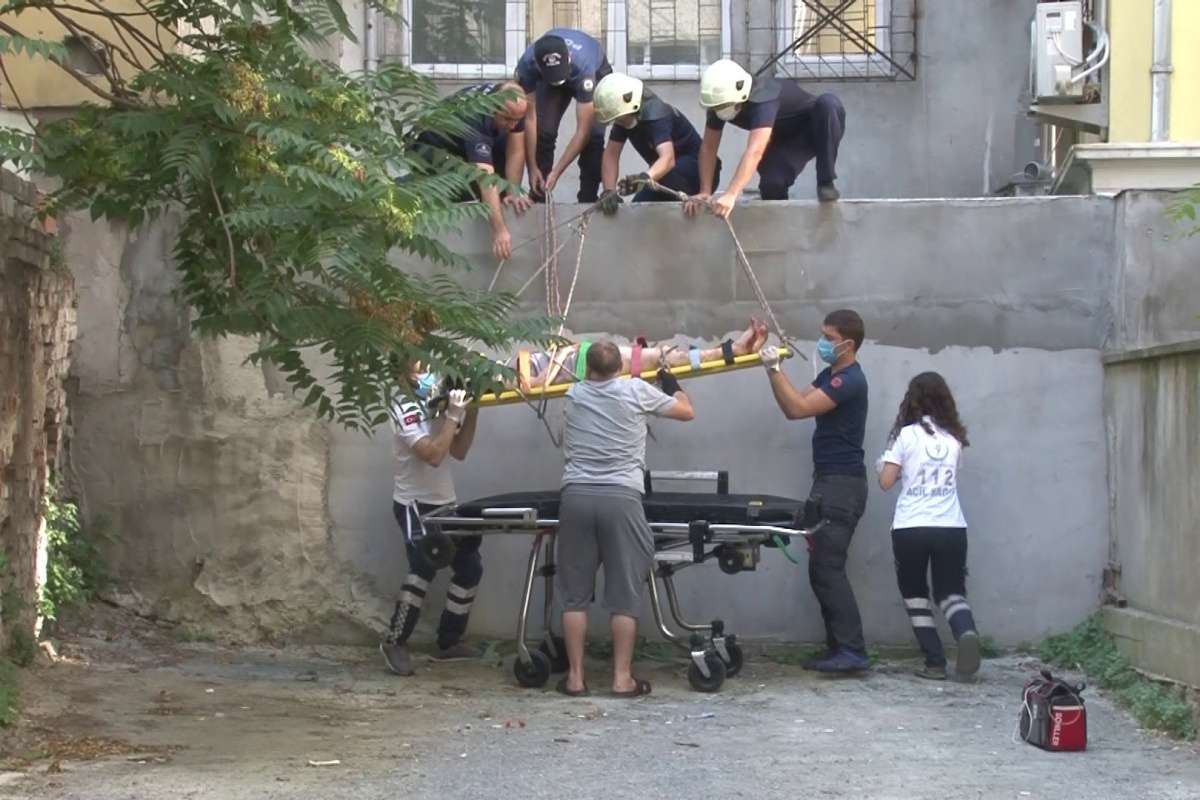 Kadıköy'de 3. kattan düşen kadın ağır yaralı halde bulundu