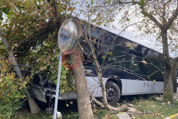 Kadıköy'de metrobüs kontrolden çıktı!