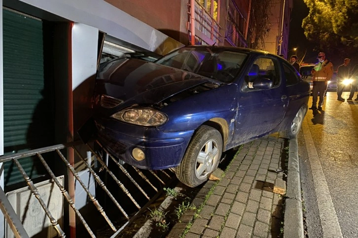 Kadıköy’de otomobil iş yerine girdi