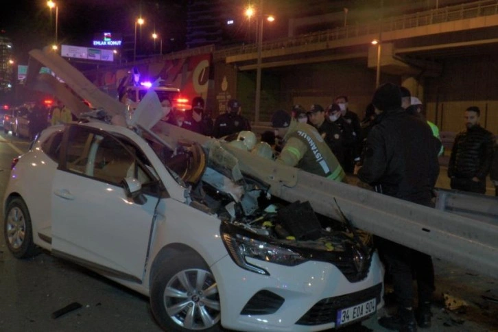 Kadıköy’de otomobil ok gibi bariyerlere saplandı: 1 ölü