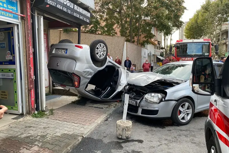 Kadıköy’de otomobil takla attı, anne ve kızı yaralandı