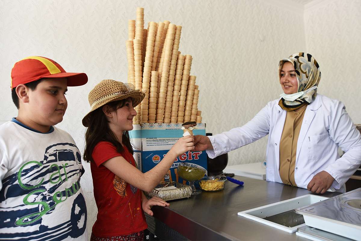 Kadın girişimci üçüncü kuşak dondurma ustası olarak mesleği sürdürüyor