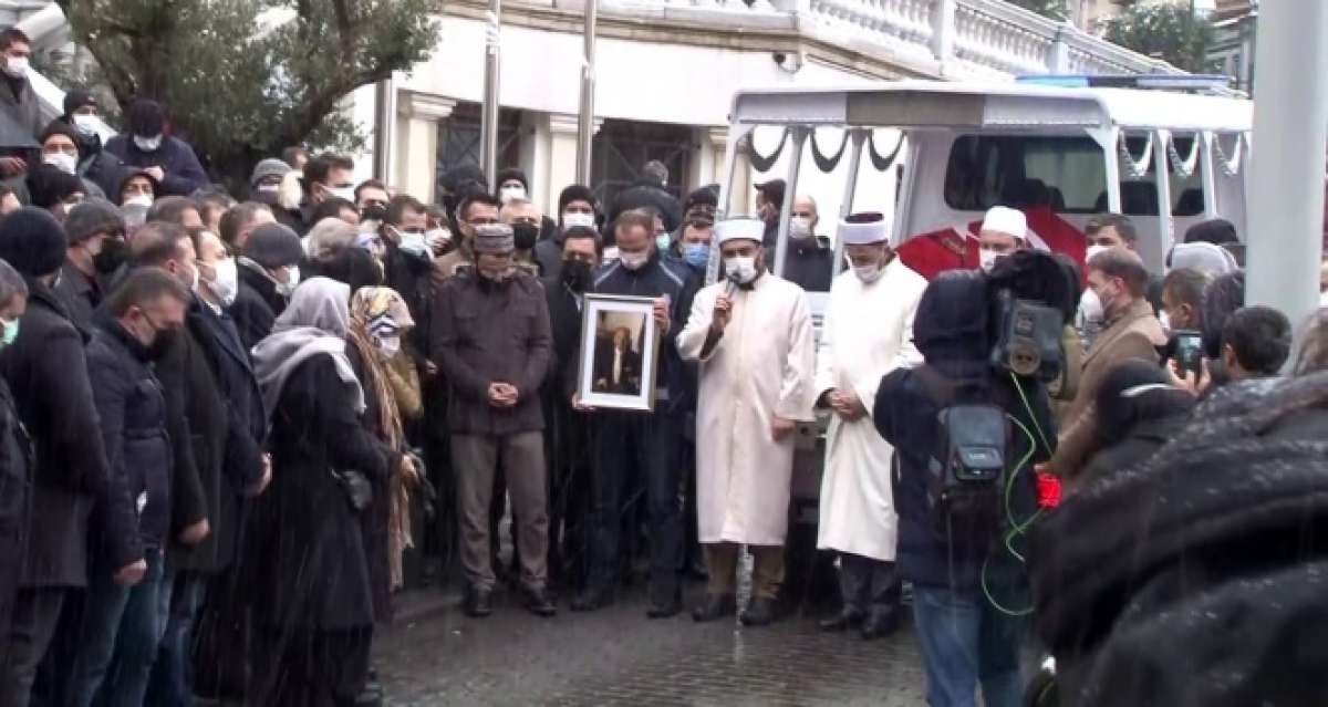 Kadir Topbaş için Beyoğlu Belediyesi önünde tören düzenlendi