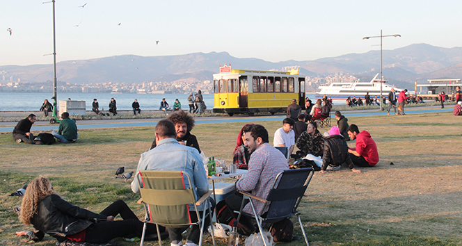 Kafe ve restoranlar kapandı, vatandaş sahile koştu