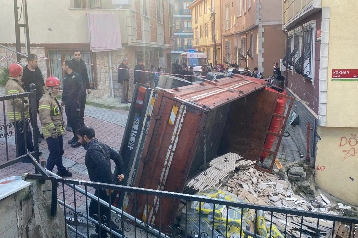 Kağıthane’de mermer ve çimento yüklü kamyonet devrildi