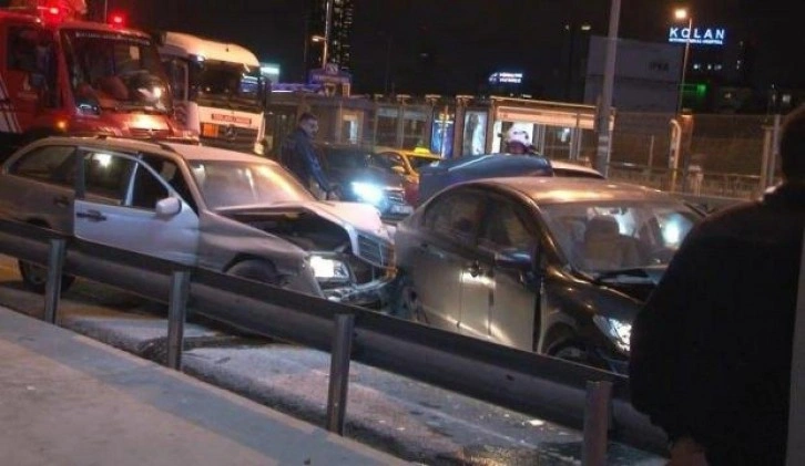 Kağıthane'de meydana gelen trafik kazasında 2 kişi yaralandı