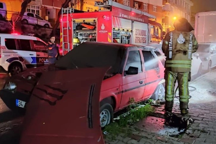 Kağıthane'de park halindeki otomobilin yanma anı kamerada