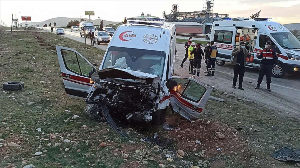 Kahramanmaraş'ta ambulans ile otomobil çarpıştı: 3 ölü, 3 yaralı