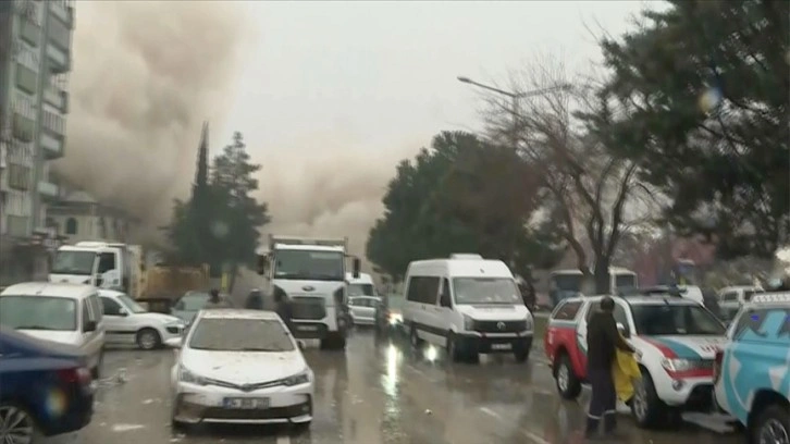 Kahramanmaraş'ta artçı depremde binanın çökme anı görüntülendi