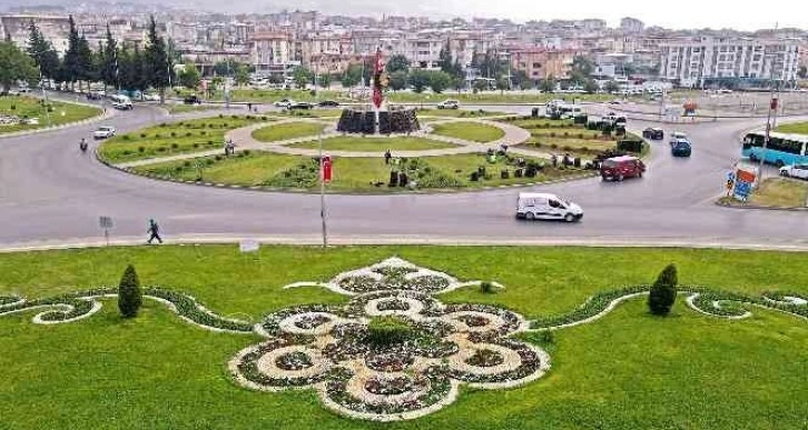 Kahramanmaraş’ta kavşak ve refüjlerde çiçek açtı