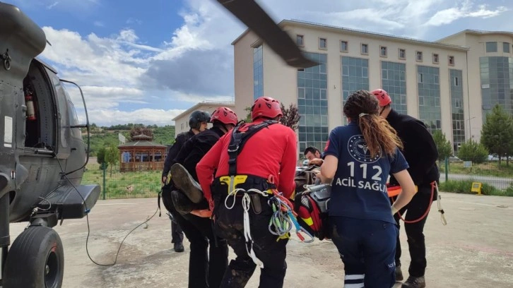 Kalp krizi geçiren çoban, askeri helikopterle hastaneye ulaştırıldı