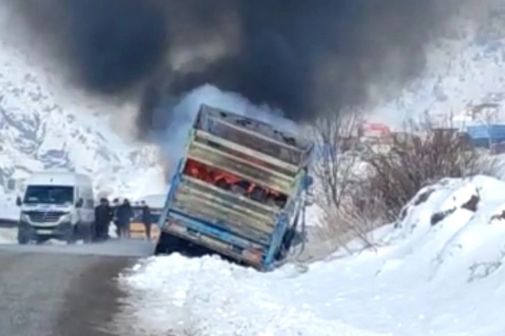 Kamyon alev alev yandı, karayolu trafiğe kapandı