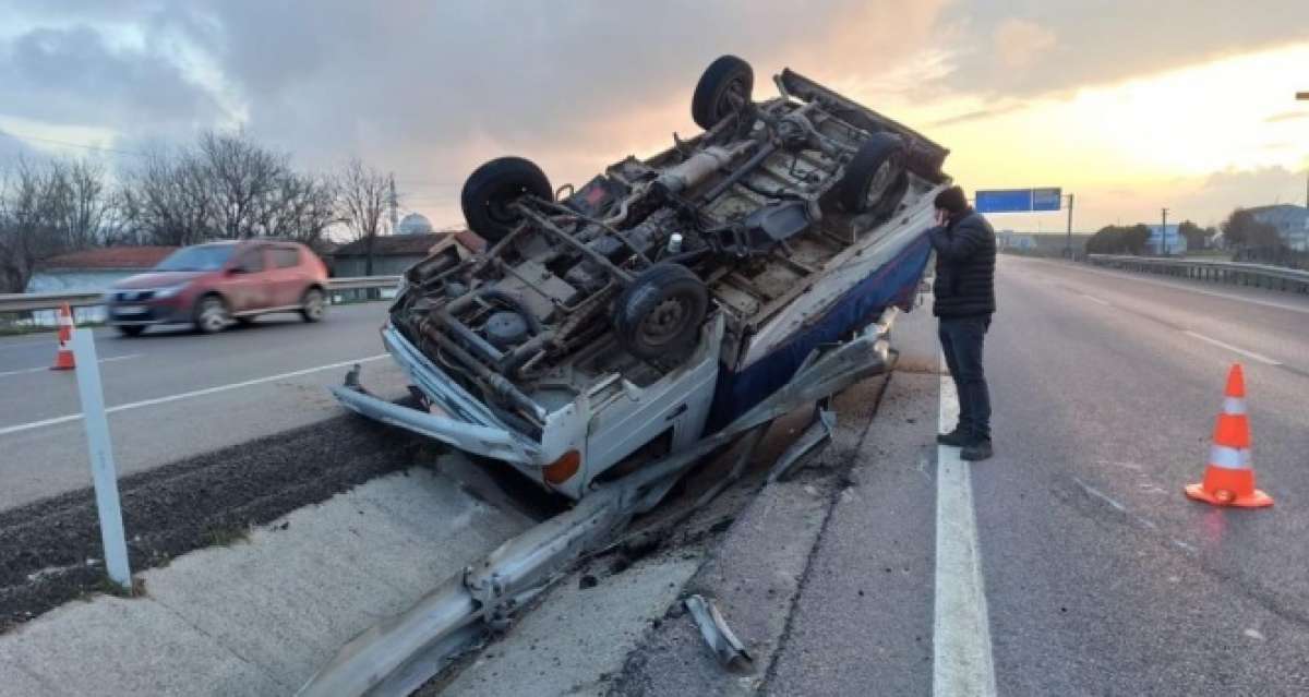 Kamyonet ters döndü, kasadaki koyunlar telef oldu