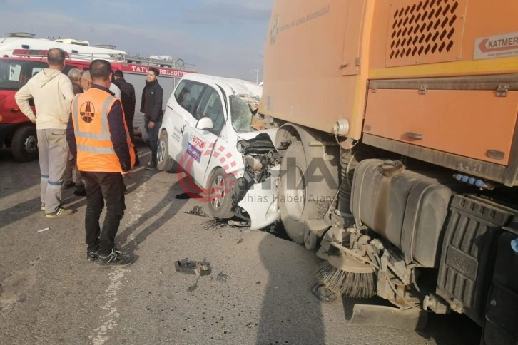 Kamyonet yol temizleme aracına çarptı: 2 yaralı