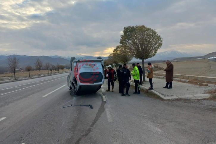 Kamyonetle minibüs çarpıştı: 2 yaralı