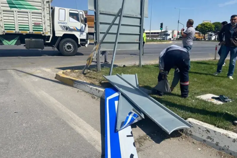 Kamyonun çarptığı minibüs yön tabelasını yıkıp, kaldırıma çıkarak durabildi