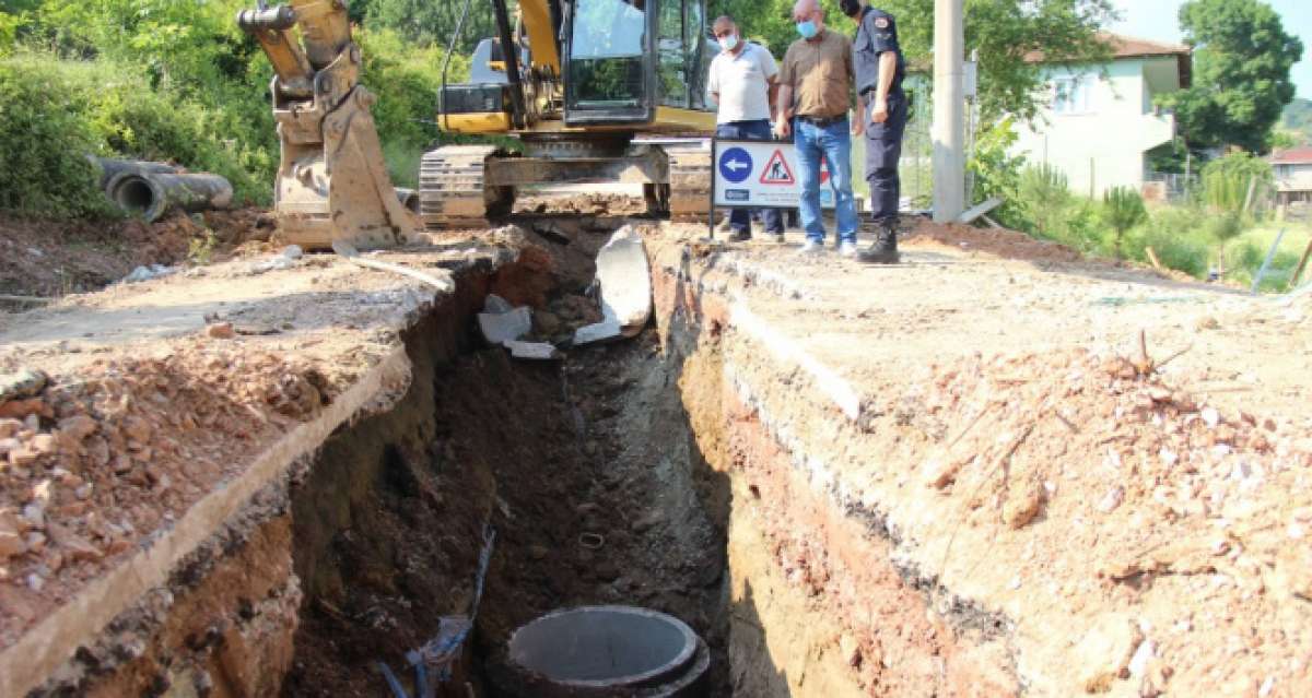 Kanalizasyon hattı çalışmaları sırasında toprak kaydı, işçi göçük altında kaldı