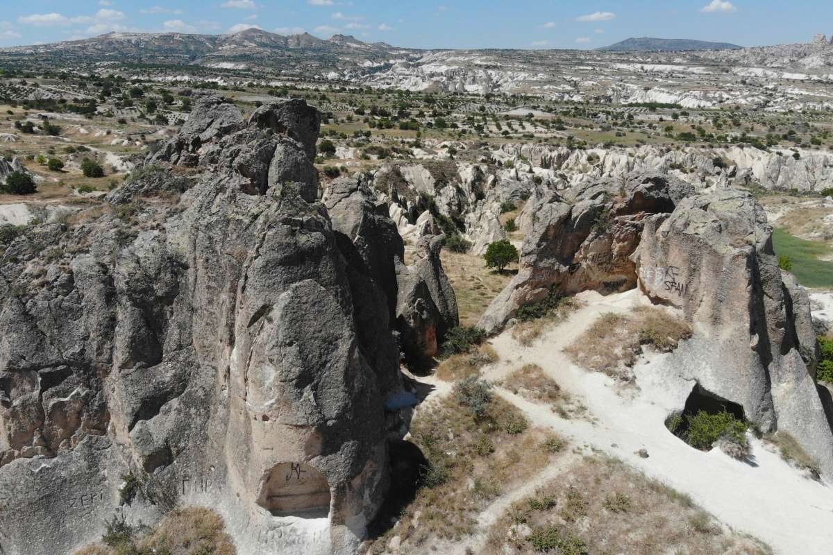 Kapadokya'da peribacaları çirkin yazılardan temizlenecek