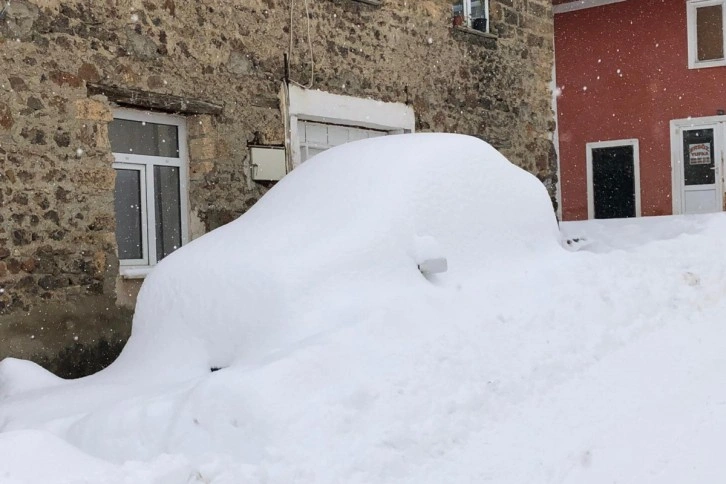 Kar kalınlığı 40 santimetreye ulaştı, araçlar karın altında kayboldu