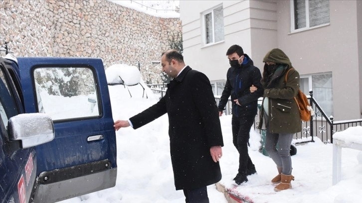 Kar nedeniyle mahsur kalan hamile kadını belediye ekibi hastaneye ulaştırdı