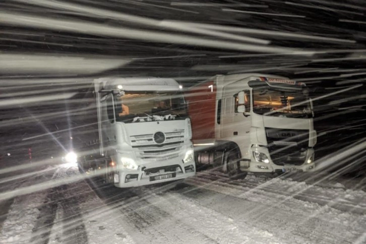 Kar ve tipi nedeniyle yol kapandı, tırlar yolda mahsur kaldı