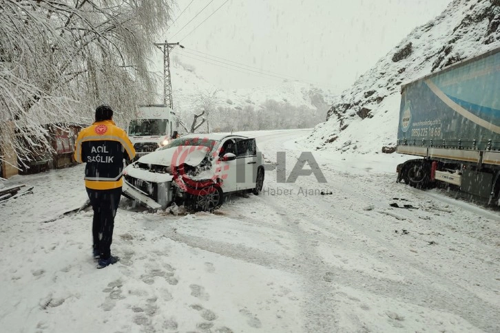 Kar yağışı kazaya neden oldu, iki araç çarpıştı: 2 yaralı