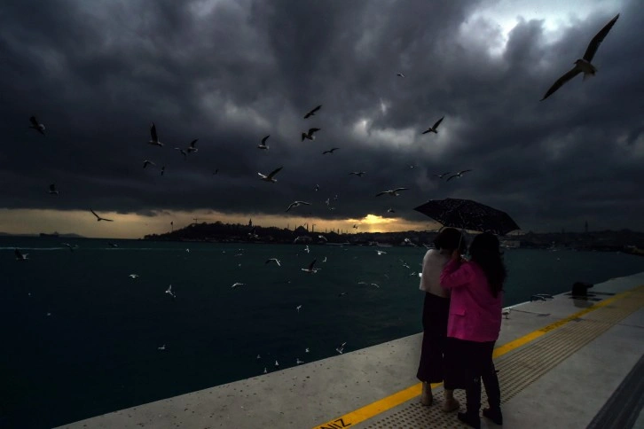 Kar yağışı öncesi İstanbul’u kara bulutlar kapladı