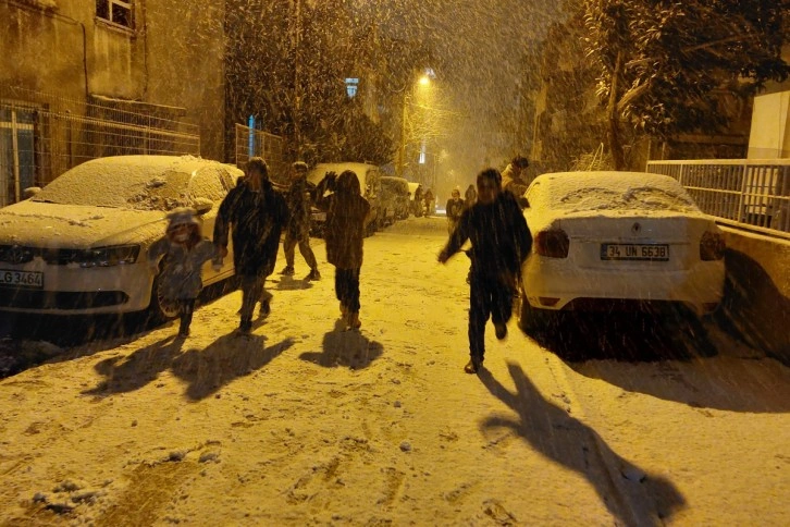 Kar yağışını görünce parka çıkıp halay çektiler