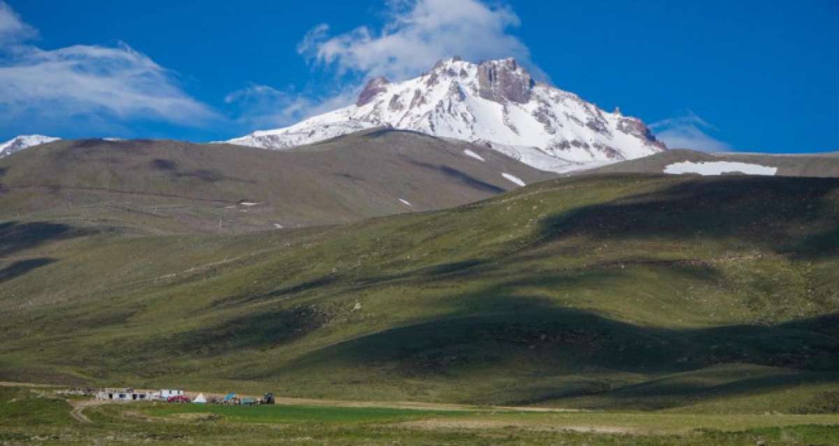 Kar yağışının ardından Erciyes beyaza büründü