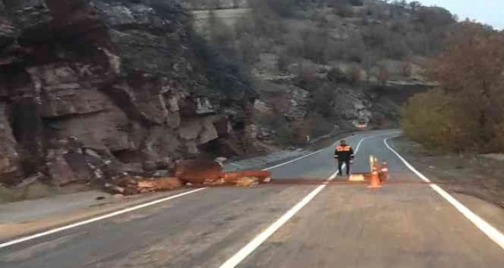 Karayoluna kaya parçaları düştü