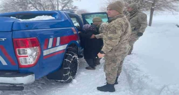 Karbonmonoksit gazından zehirlenen aileyi jandarma kurtardı