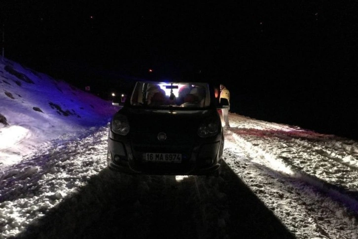 Karda mahsur kalan Kuveytli aileyi AFAD ve jandarma kurtardı