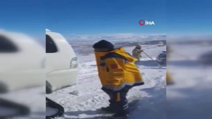 Karda mahsur kalan UMKE ekibi paletli ambulans ile kurtarıldı