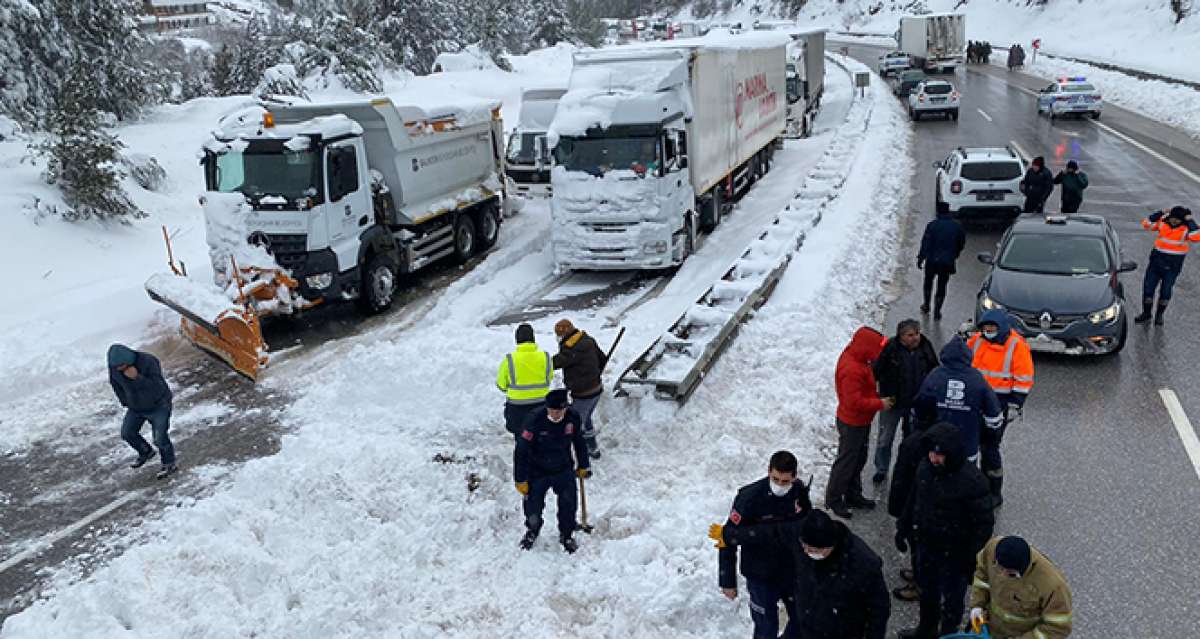 Kardan kapanan yol ulaşıma açıldı