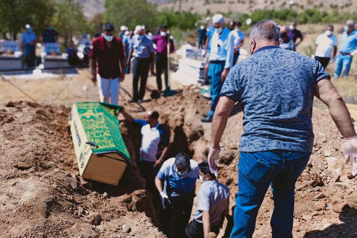 Karı koca bir gün arayla koronaya yenik düştü