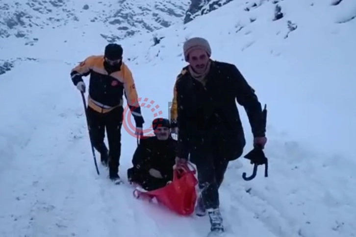 Karın geçit vermediği yolda 90 yaşındaki hasta kızakla ambulansa ulaştırıldı