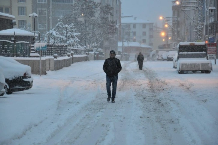 Kars Nisan ayında kışı yaşıyor: Kente kar kalınlığı 20 santimetreyi geçti