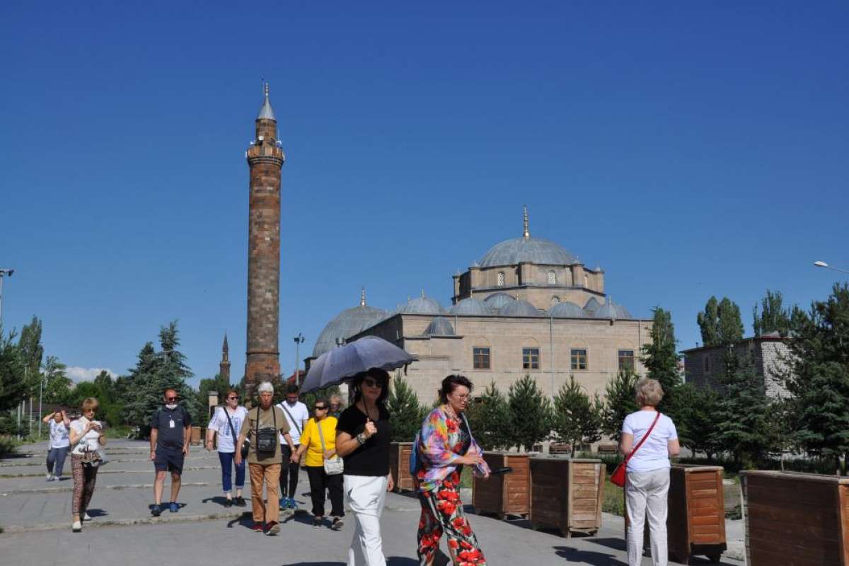 Kars'a turistler gelmeye başladı