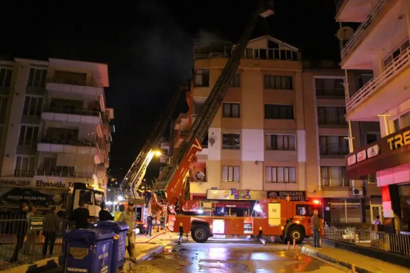 Karşı apartmandaki yangına balkondan hortumla müdahale etti