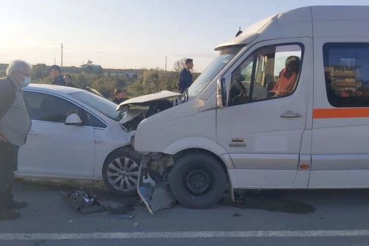 Karşı şeride geçen otomobil işçi servisine ok gibi saplandı: 6 yaralı