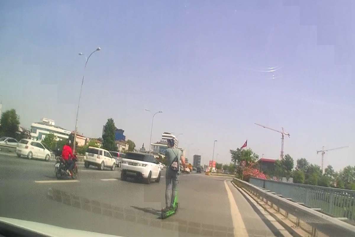 Kartal E-5'te tehlikeli scooter yolculuğu kamerada