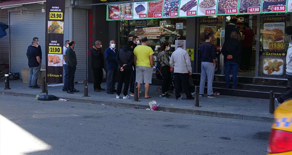 Kartal'da ucuz tatlıyı görenler koronayı unutup kuyruğa girdi